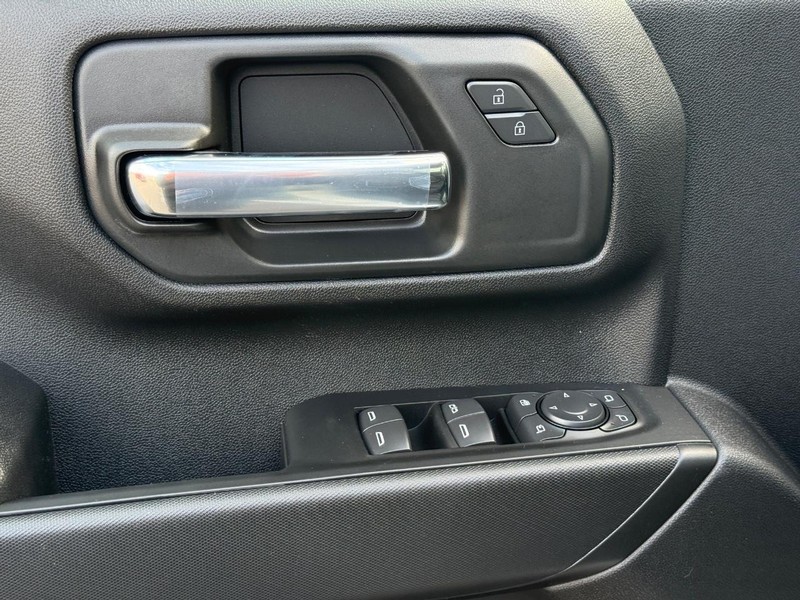 Chevrolet Silverado 2500HD Vehicle Full-screen Gallery Image 16