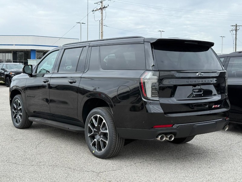 Chevrolet Suburban Vehicle Full-screen Gallery Image 3