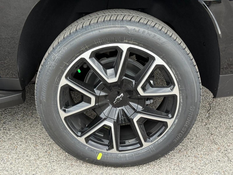 Chevrolet Suburban Vehicle Full-screen Gallery Image 4