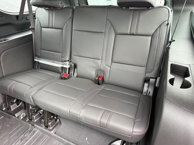 Chevrolet Suburban Vehicle Full-screen Gallery Image 5