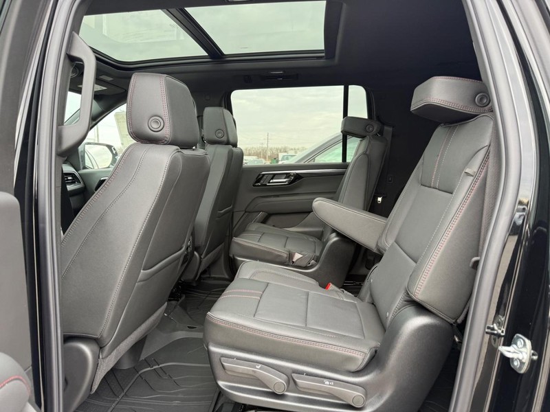 Chevrolet Suburban Vehicle Full-screen Gallery Image 6