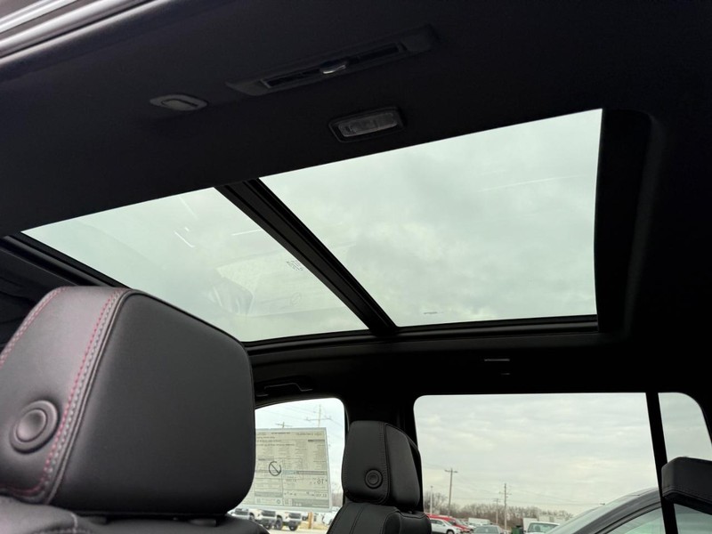 Chevrolet Suburban Vehicle Full-screen Gallery Image 7