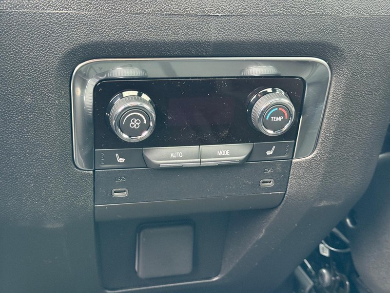 Chevrolet Suburban Vehicle Full-screen Gallery Image 8