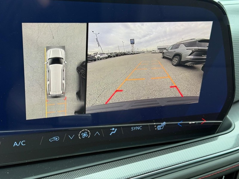 Chevrolet Suburban Vehicle Full-screen Gallery Image 15