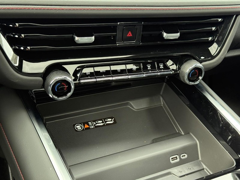 Chevrolet Suburban Vehicle Full-screen Gallery Image 16