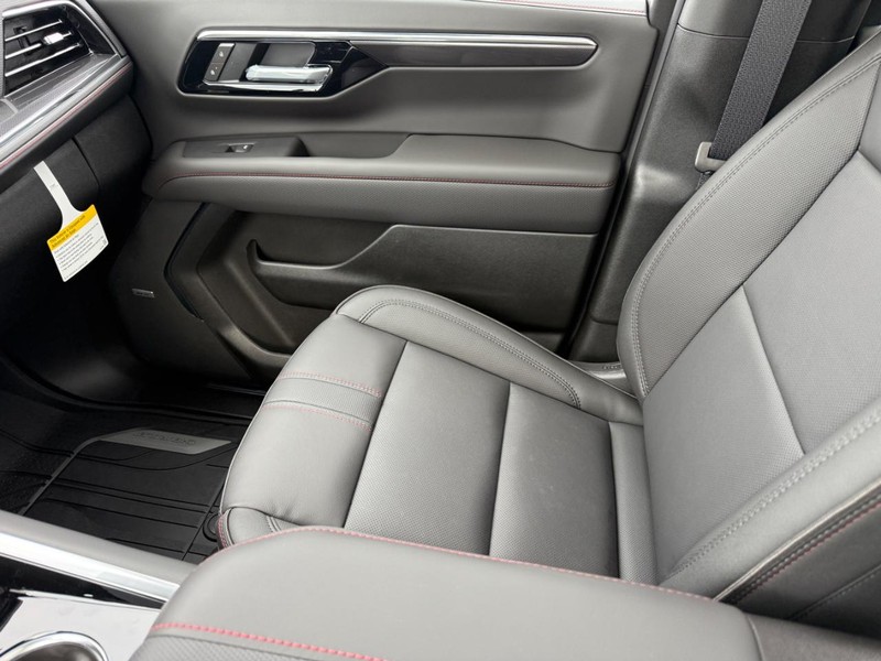 Chevrolet Suburban Vehicle Full-screen Gallery Image 17