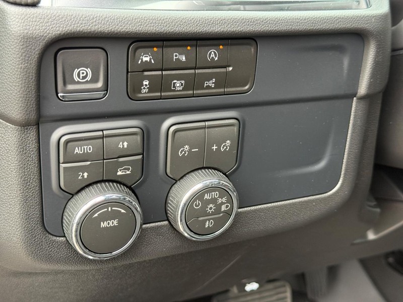 Chevrolet Suburban Vehicle Full-screen Gallery Image 18