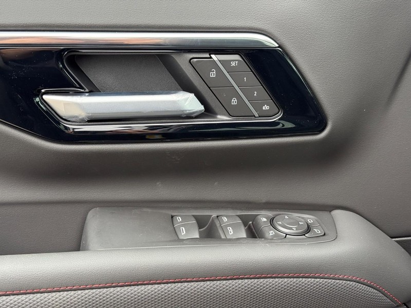 Chevrolet Suburban Vehicle Full-screen Gallery Image 20