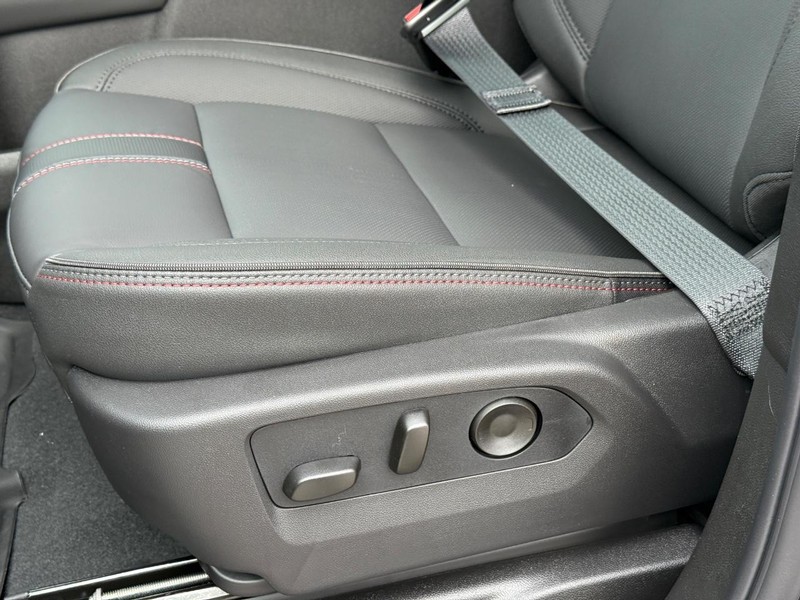 Chevrolet Suburban Vehicle Full-screen Gallery Image 21