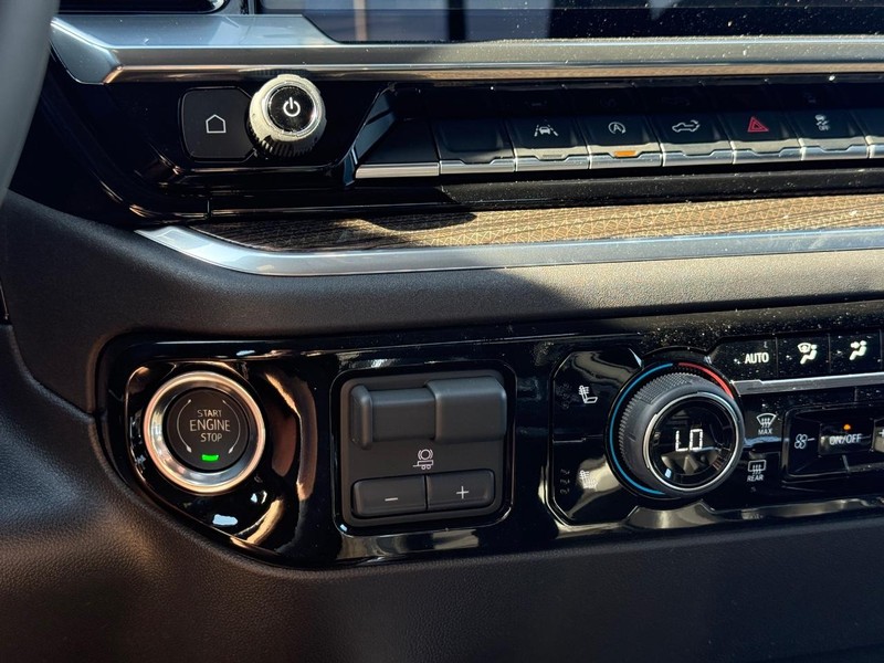 Chevrolet Silverado 1500 Vehicle Full-screen Gallery Image 12