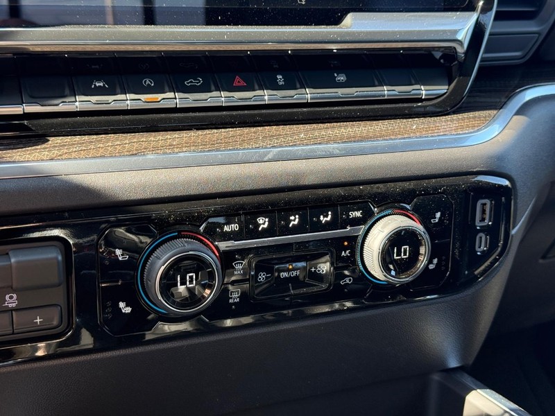 Chevrolet Silverado 1500 Vehicle Full-screen Gallery Image 13