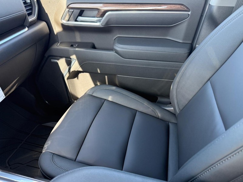 Chevrolet Silverado 1500 Vehicle Full-screen Gallery Image 15