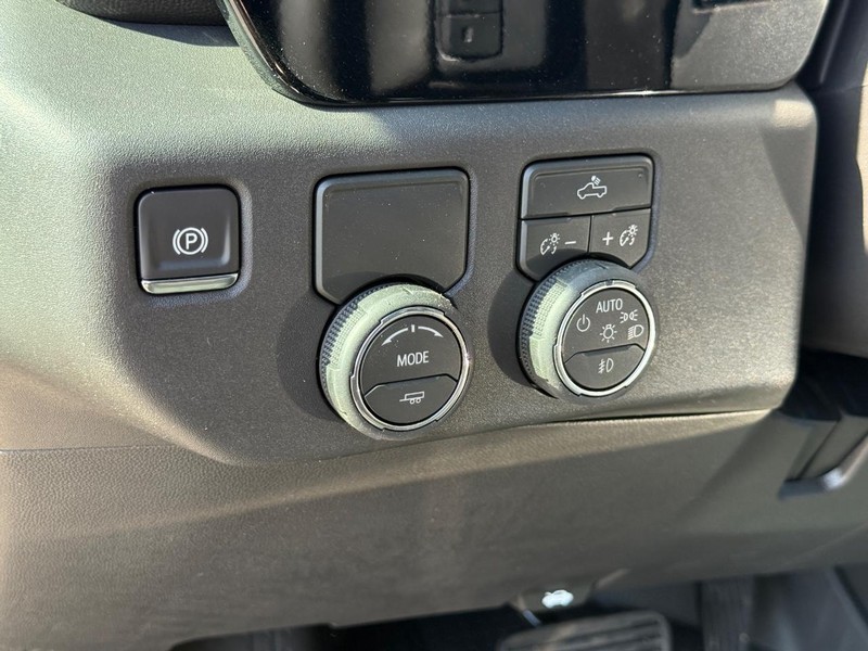 Chevrolet Silverado 1500 Vehicle Full-screen Gallery Image 16