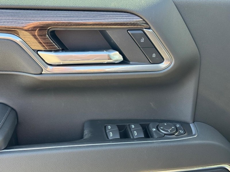 Chevrolet Silverado 1500 Vehicle Full-screen Gallery Image 18