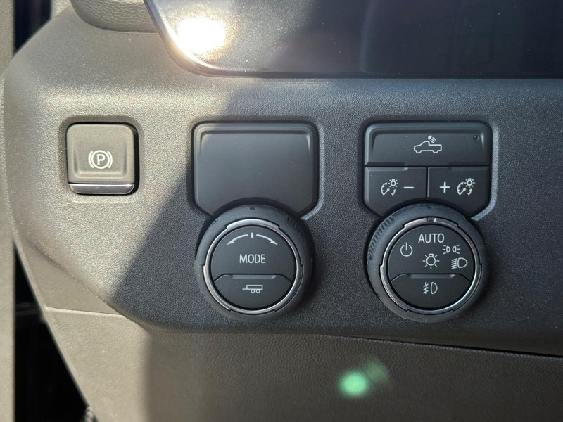 Chevrolet Silverado 1500 Vehicle Full-screen Gallery Image 16