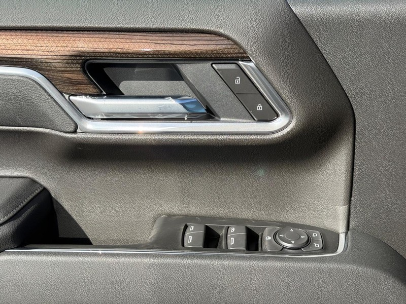 Chevrolet Silverado 1500 Vehicle Full-screen Gallery Image 18