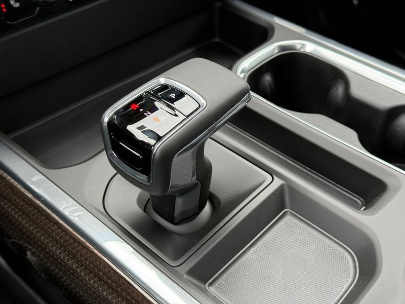 Chevrolet Silverado 1500 Vehicle Full-screen Gallery Image 16