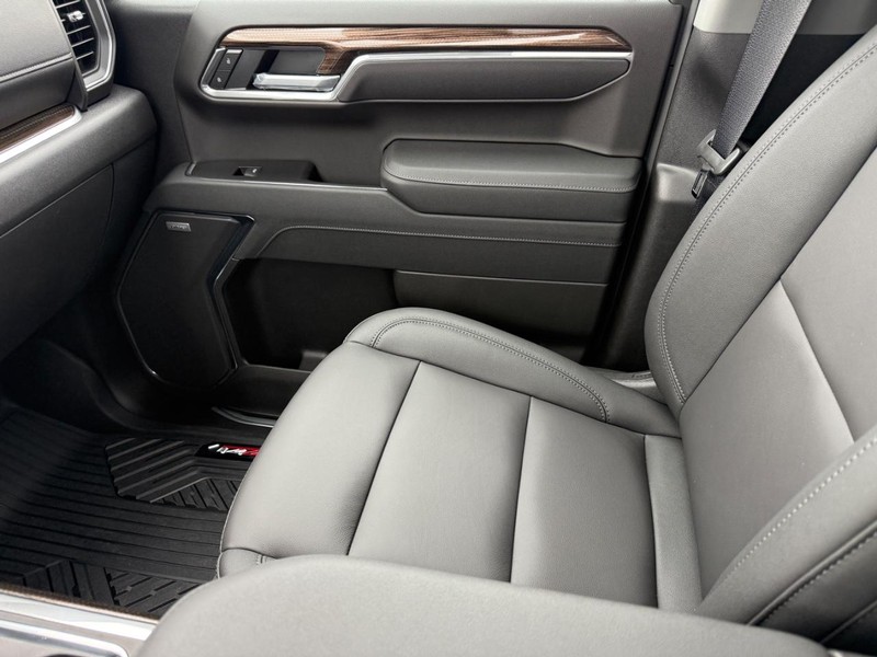 Chevrolet Silverado 1500 Vehicle Full-screen Gallery Image 17