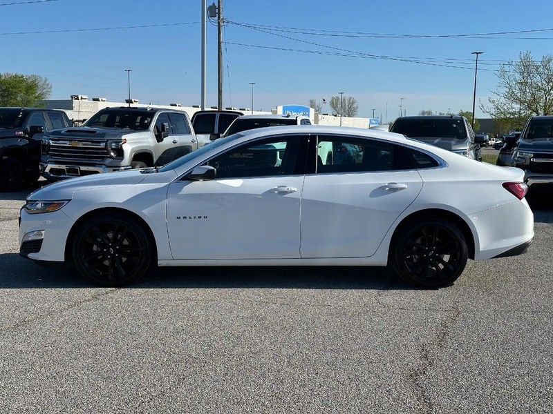Chevrolet Malibu Vehicle Full-screen Gallery Image 2