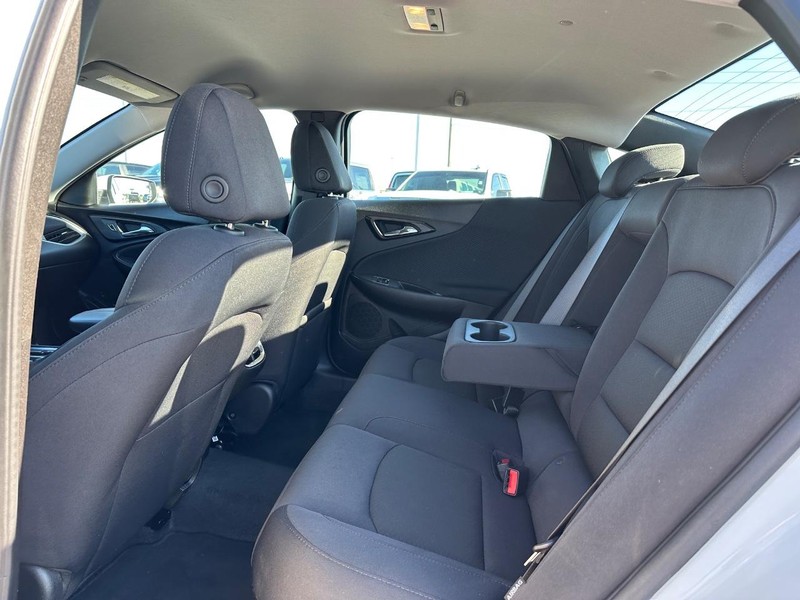 Chevrolet Malibu Vehicle Full-screen Gallery Image 10