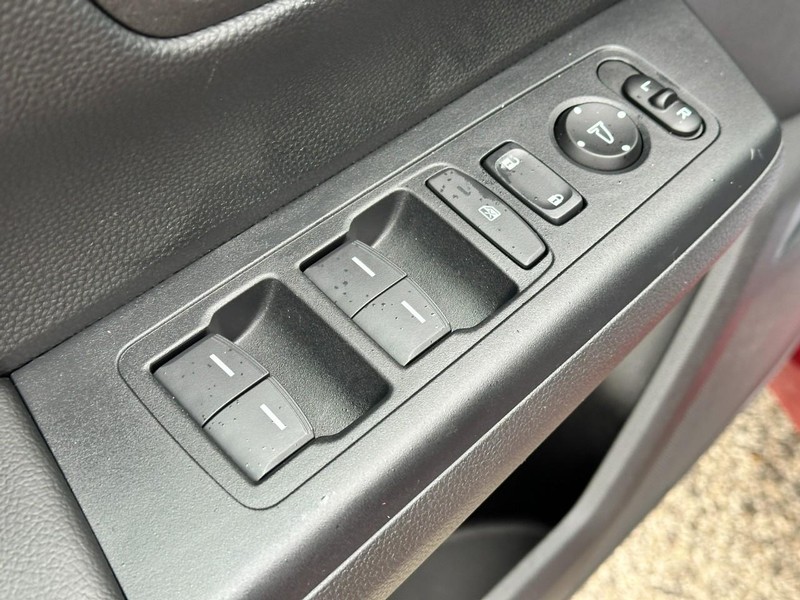 Honda CR-V Hybrid Vehicle Full-screen Gallery Image 17