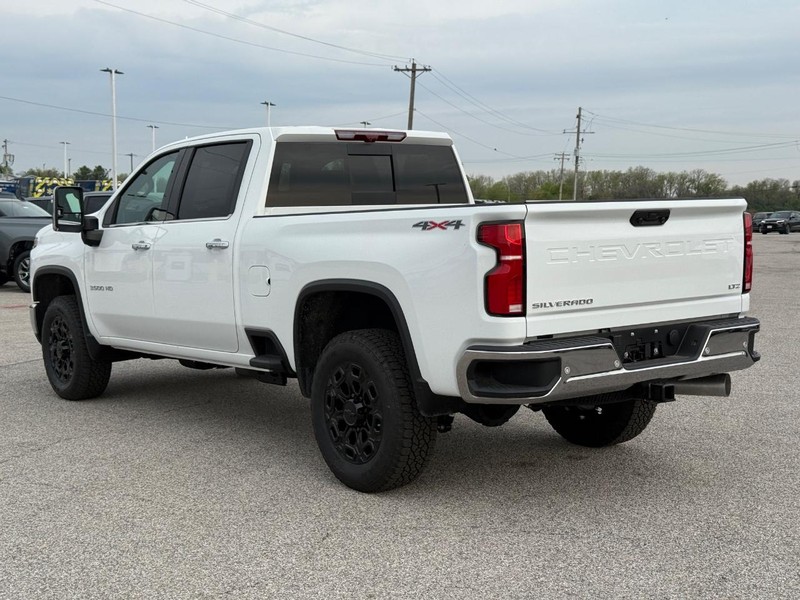 Chevrolet Silverado 3500HD Vehicle Full-screen Gallery Image 3