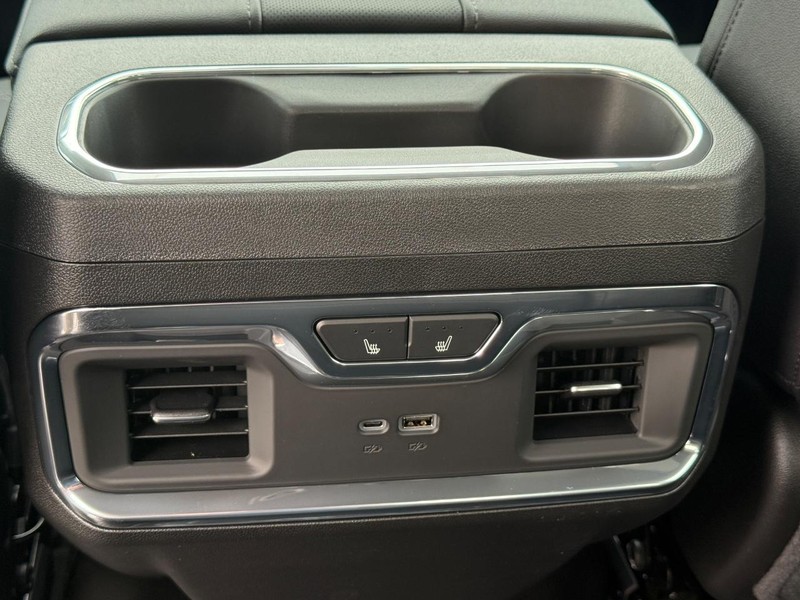 Chevrolet Silverado 3500HD Vehicle Full-screen Gallery Image 7