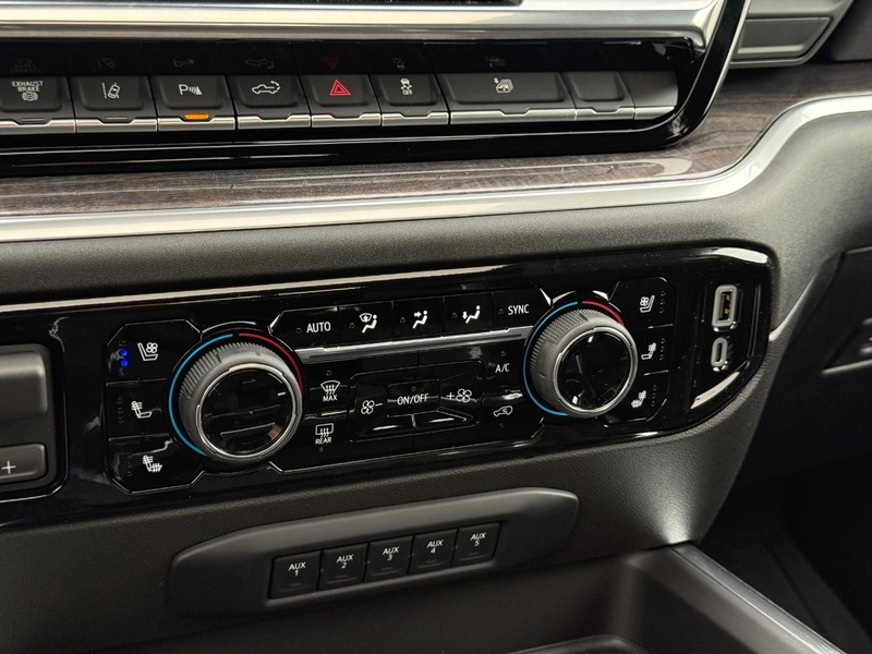 Chevrolet Silverado 3500HD Vehicle Full-screen Gallery Image 15