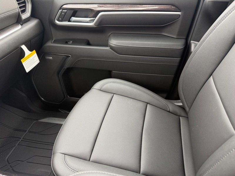 Chevrolet Silverado 3500HD Vehicle Full-screen Gallery Image 16