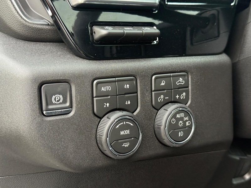 Chevrolet Silverado 3500HD Vehicle Full-screen Gallery Image 17