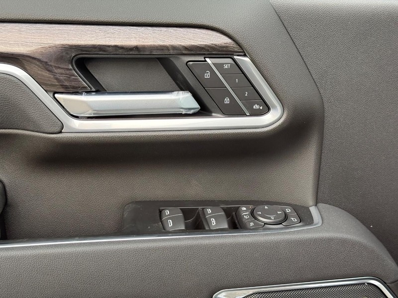 Chevrolet Silverado 3500HD Vehicle Full-screen Gallery Image 19