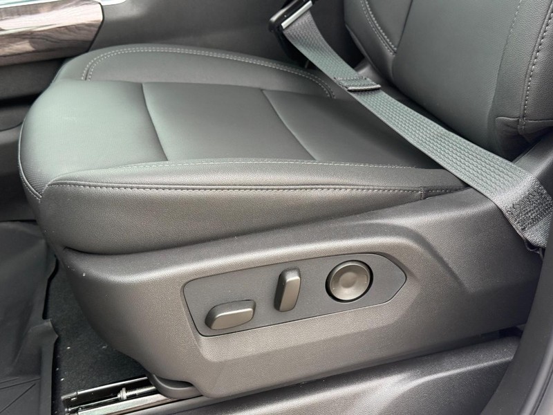 Chevrolet Silverado 3500HD Vehicle Full-screen Gallery Image 20