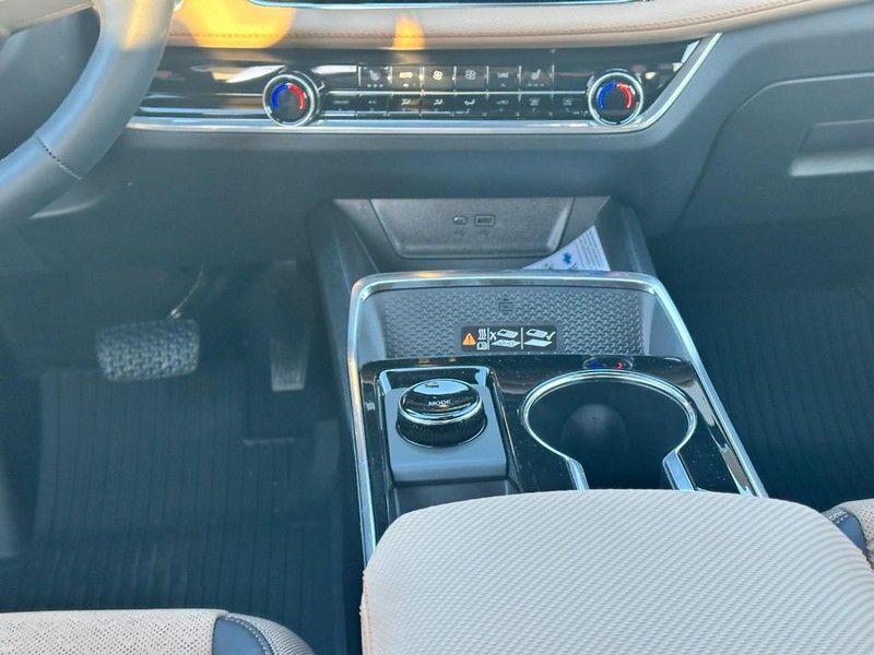 Chevrolet Equinox Vehicle Full-screen Gallery Image 8