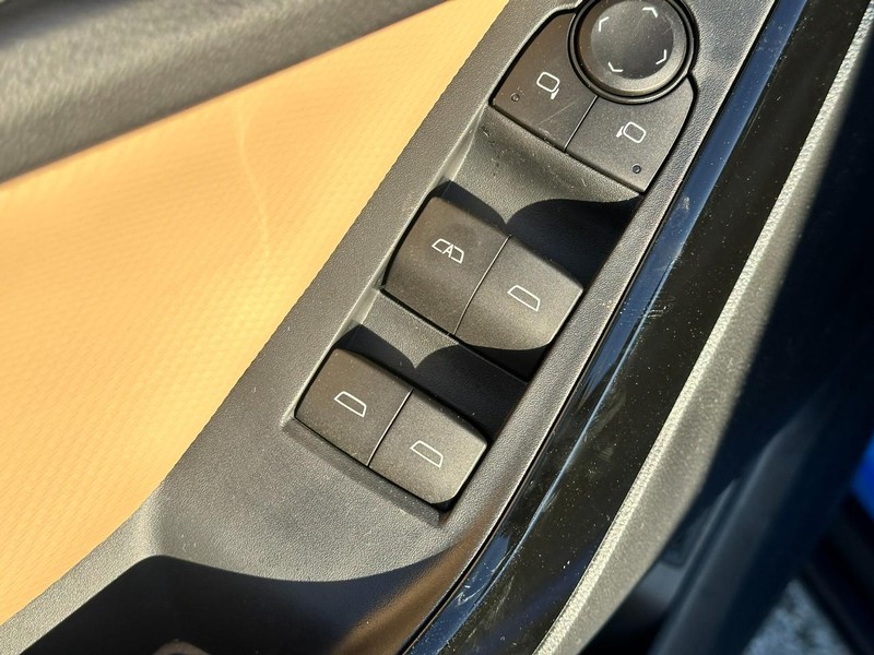 Chevrolet Equinox Vehicle Full-screen Gallery Image 9