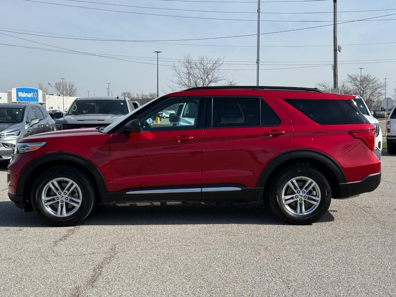 Ford Explorer Vehicle Full-screen Gallery Image 2