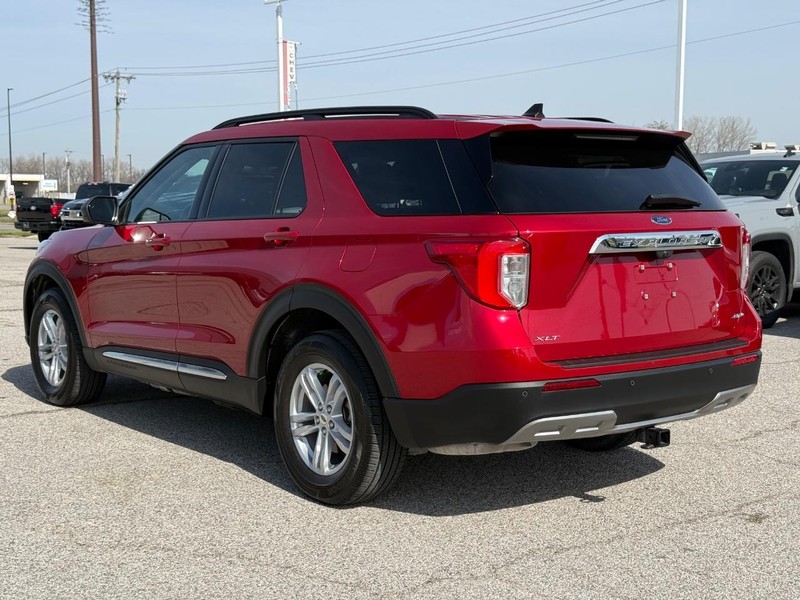 Ford Explorer Vehicle Full-screen Gallery Image 3
