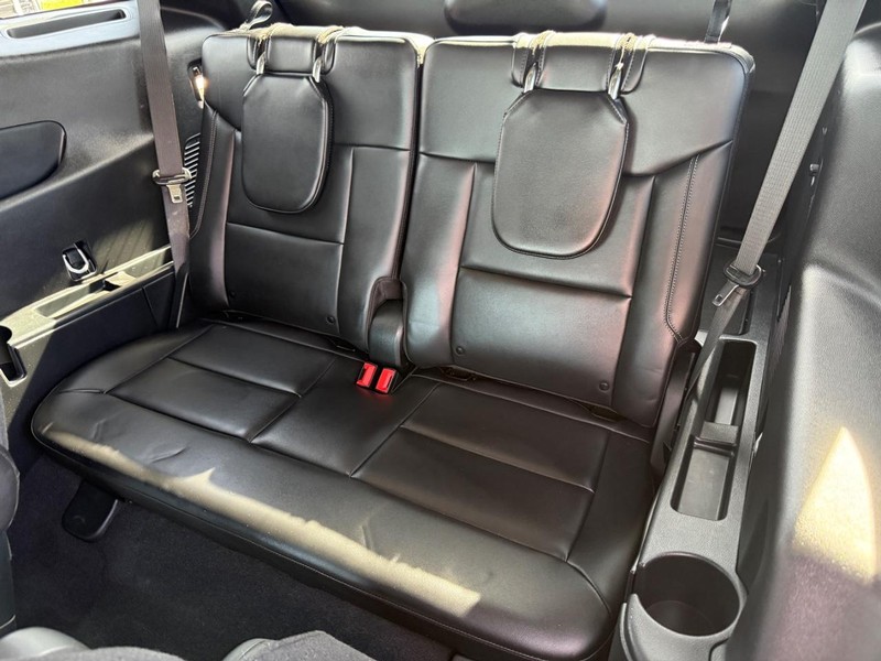 Ford Explorer Vehicle Full-screen Gallery Image 11