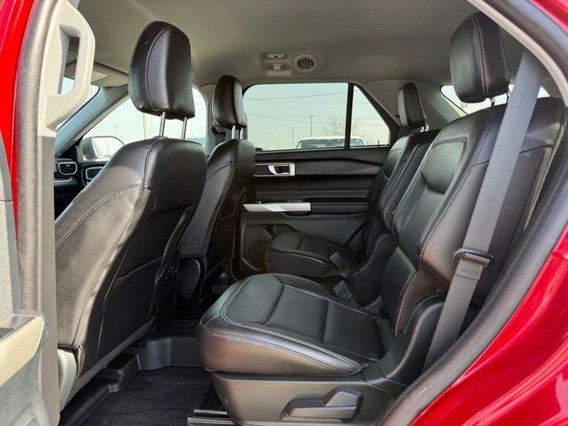 Ford Explorer Vehicle Full-screen Gallery Image 12