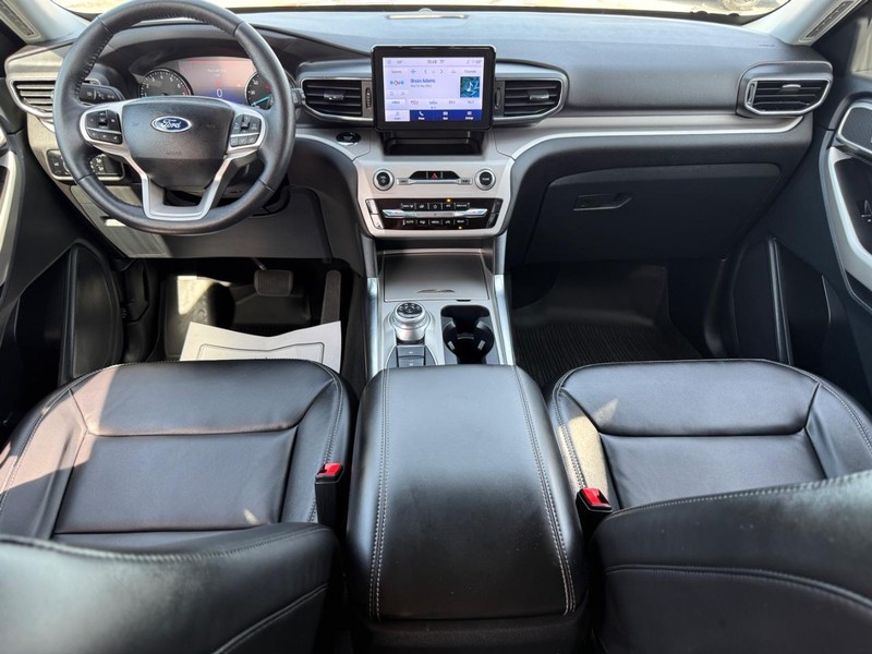 Ford Explorer Vehicle Full-screen Gallery Image 13