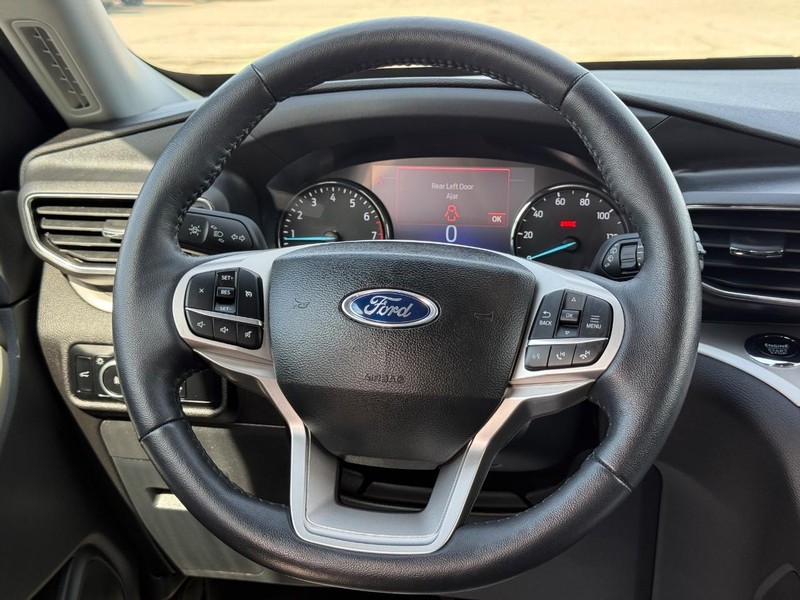 Ford Explorer Vehicle Full-screen Gallery Image 14