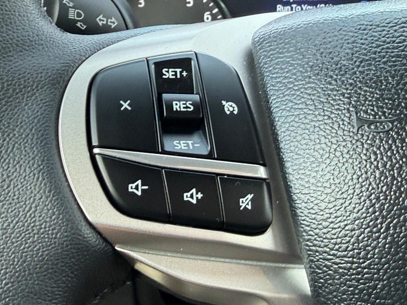 Ford Explorer Vehicle Full-screen Gallery Image 15