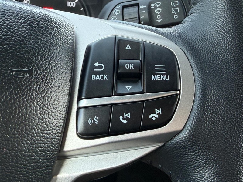 Ford Explorer Vehicle Full-screen Gallery Image 16