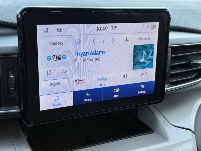 Ford Explorer Vehicle Full-screen Gallery Image 18