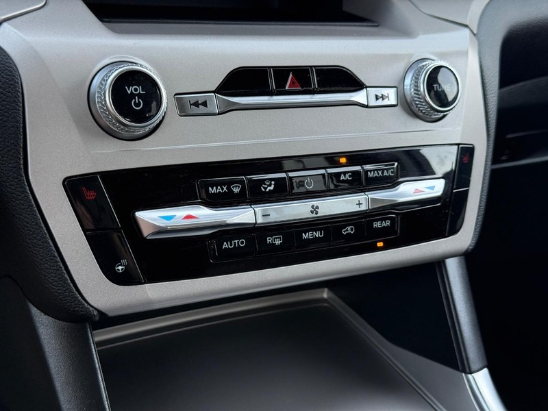 Ford Explorer Vehicle Full-screen Gallery Image 20