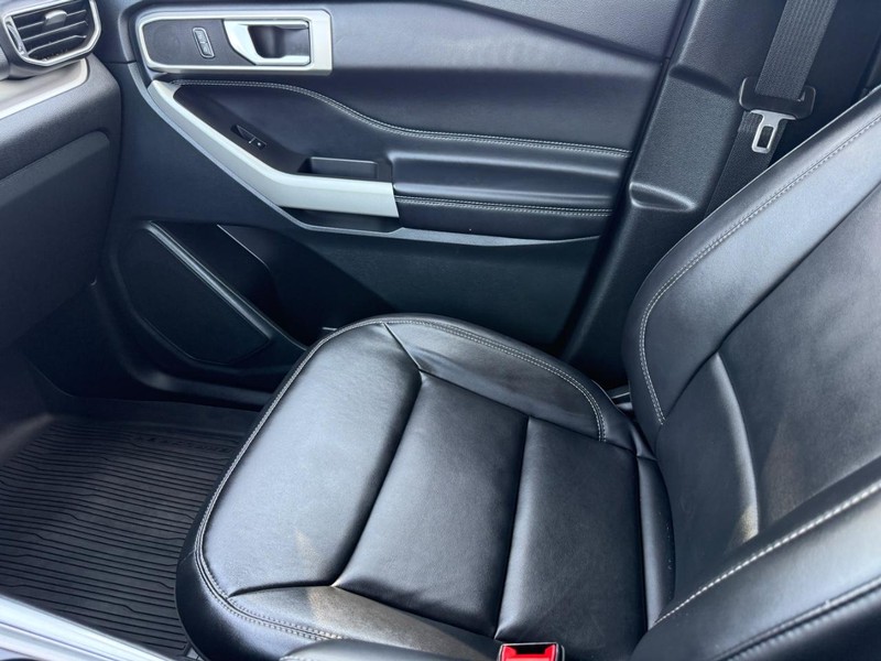 Ford Explorer Vehicle Full-screen Gallery Image 23