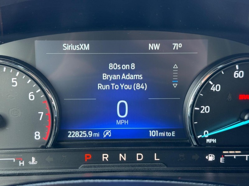 Ford Explorer Vehicle Full-screen Gallery Image 24