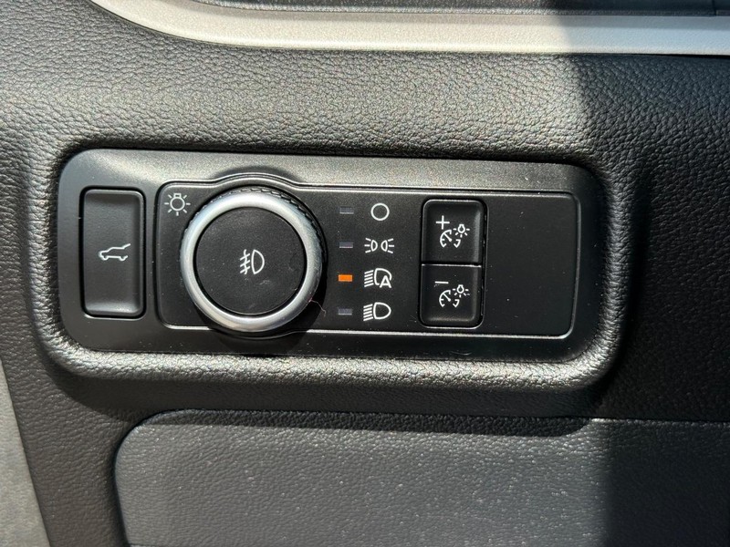 Ford Explorer Vehicle Full-screen Gallery Image 25