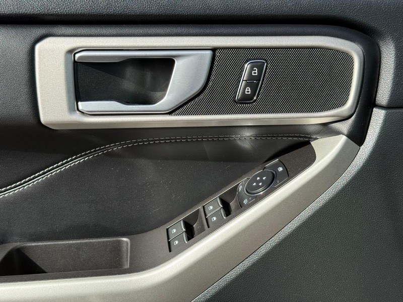 Ford Explorer Vehicle Full-screen Gallery Image 26