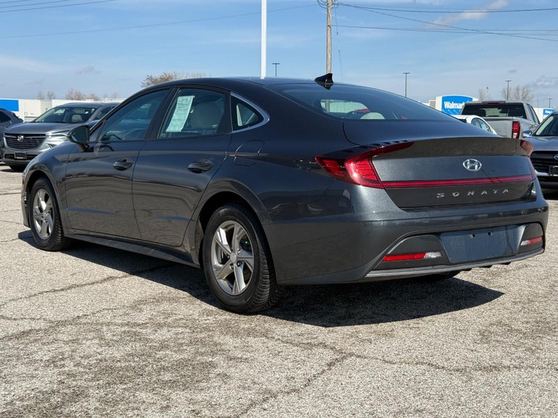 Hyundai Sonata Vehicle Full-screen Gallery Image 3