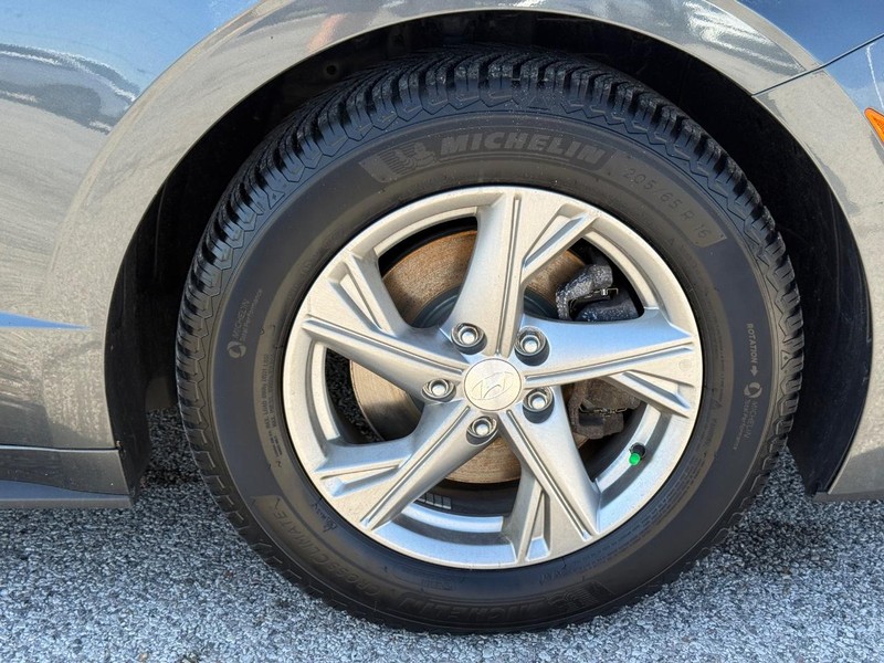 Hyundai Sonata Vehicle Full-screen Gallery Image 7